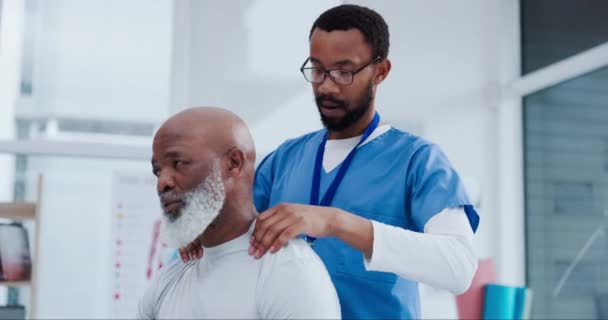 理学療法 肩の痛みまたはボディ治癒の回復のための病院の診療所のシニア マンとの医者 身体療法 リハビリテーションまたは成熟した黒人男性が怪我を助けるために医師に相談 — ストック動画