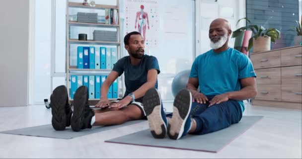 Αποκατάσταση Τέντωμα Ποδιών Προσωπικός Γυμναστής Γέρο Για Άσκηση Φυσική Κατάσταση — Αρχείο Βίντεο