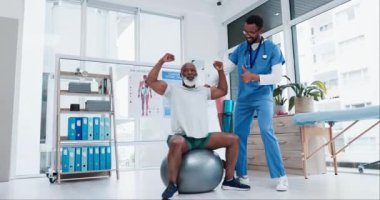 Fizyoterapist, egzersiz ve sağlık kliniğinde ya da muayenehanede hareket, rehabilitasyon ve iyileşme için kollarını açan yaşlı bir adam. Spor, insanlar ve sağlık hizmetleri uzmanı hasta için spor.