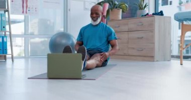 Son sınıf öğrencisi, bilgisayarda online ders, sanal eğitim ve evde egzersiz desteği için esneme ve spor yapıyor. Pilates yapan yaşlılar, yoga yapanlar ve bilgisayar ya da video başında kişisel antrenör..