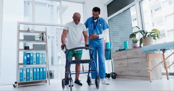 Cuidado Personas Mayores Rehabilitación Fisioterapeuta Con Anciano Caminar Atención Médica — Vídeo de stock