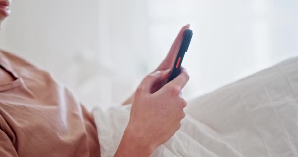 打字和一个女人在床上带着电话进行交流 上网或聊天 在家里卧室里用智能手机在社交媒体 网络和应用程序上留言的人的裸体 — 图库视频影像