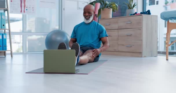 Homem Sênior Alongamento Fitness Laptop Para Aulas Line Treinamento Virtual — Vídeo de Stock
