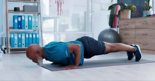 Fitness Yoga Rehabilitación Con Anciano Negro Consultorio Fisioterapia Para Entrenamiento — Vídeo de stock