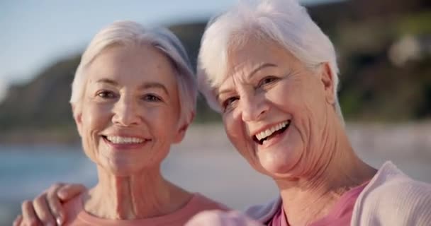 Πορτρέτο Γυμναστήριο Και Ηλικιωμένες Γυναίκες Στην Παραλία Μαζί Φίλοι Για — Αρχείο Βίντεο