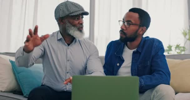 Pai Sênior Homem Conversando Com Laptop Casa Com Conversa Ligação — Vídeo de Stock