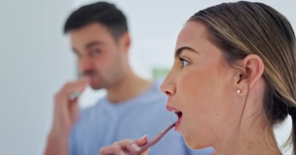Пара Чистити Зуби Дзеркало Ванній Вдома Говорити Про Здоров Зубів — стокове відео
