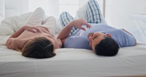 Entspannen Sie Sich Bett Und Paar Mit Ehe Pflege Und — Stockvideo
