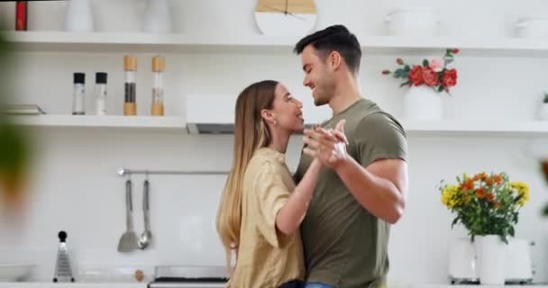 プレイリスト ラジオと結びつけるために自宅のキッチンでダンス カップル ロマンス 若い男女が移動し アパートで一緒にロマンチックなディナーデートのために料理 — ストック動画