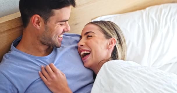 Αγάπη Κρεβάτι Και Ζευγάρι Χαμόγελο Χαλαρώστε Και Ρομαντικό Συζήτηση Δέσμευση — Αρχείο Βίντεο