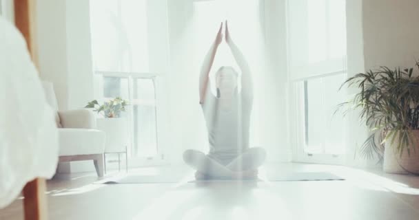 Yoga Mañana Mujer Sientan Casa Con Bienestar Zen Meditación Para — Vídeos de Stock