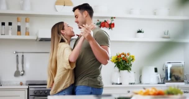 Love Dancing Couple Kitchen Music Playlist Radio While Cooking Together — Stock Video