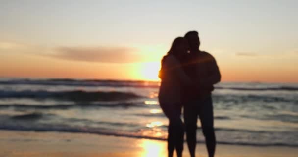 Abrazo Puesta Sol Pareja Relajarse Una Playa Con Espacio Maqueta — Vídeos de Stock