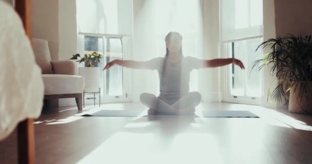 Equilibrio Yoga Mañana Mujer Casa Con Bienestar Zen Meditación Para — Vídeos de Stock