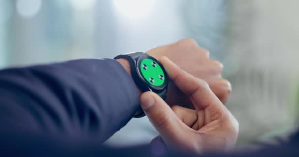 有技术的手 绿色屏幕或商人与聪明的手表在胳膊或手腕上的健康模型 Closeup Digital Space Entrepreneur App Check Clock Time — 图库视频影像