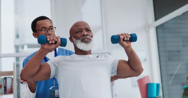 Cuidados Sênior Apoio Fisioterapeuta Com Homem Negro Pesos Ginásio Reabilitação — Vídeo de Stock