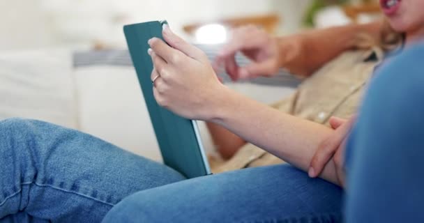 Çift Eller Evde Tablet Ile Rahatlayın Online Alışveriş Multimedya Yayını — Stok video