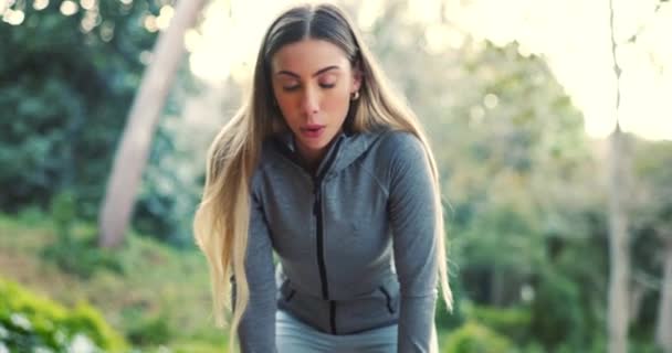 Fitness Kvinna Och Löpare Kontrollera Tid Naturen För Träning Träning — Stockvideo