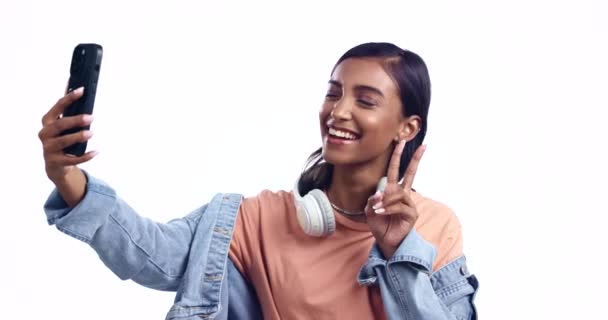 Znak Pokoju Szczęśliwa Kobieta Lub Influencer Robi Selfie Studio Modą — Wideo stockowe