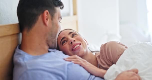 Κρεβάτι Γάμος Και Ζευγάρι Αγάπη Αστείο Και Ειρήνη Ρομαντισμό Συνομιλία — Αρχείο Βίντεο