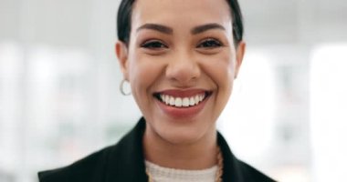 Finans ajansında çalışan bir iş kadınının yüzü, gülümsemesi ve portresi. Geliştirme, gülme ve genç muhasebeci iş yerindeki bir şirket yöneticisi olarak kendinden emin.