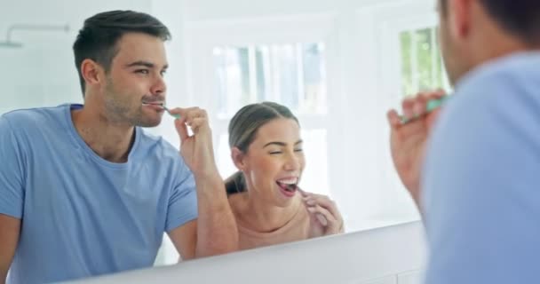 Οδοντιατρική Οδοντόβουρτσα Και Ζευγάρι Που Βουρτσίζουν Δόντια Τους Έναν Καθρέφτη — Αρχείο Βίντεο