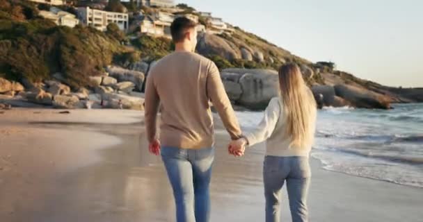 カップル ビーチ砂の上を歩いて 手を保持 愛と旅行とバックビュー ロマンチックな日付の屋外で結合 健康的な関係 自由と海にいる女性 — ストック動画