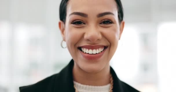 Πρόσωπο Χαμόγελο Και Πορτρέτο Της Γυναίκας Των Επιχειρήσεων Ένα Χρηματοπιστωτικό — Αρχείο Βίντεο