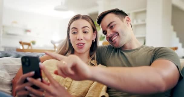 Huis Glimlach Koppel Met Smartphone Verbinding Sociale Media Met Internet — Stockvideo