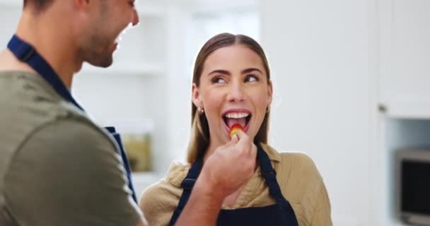Pareja Delantal Fruta Alimentación Cocina Casera Para Romance Matrimonio Saludable — Vídeos de Stock