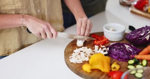Händer Kniv Och Grönsaker För Par Hemkök För Matlagning Undervisning — Stockvideo