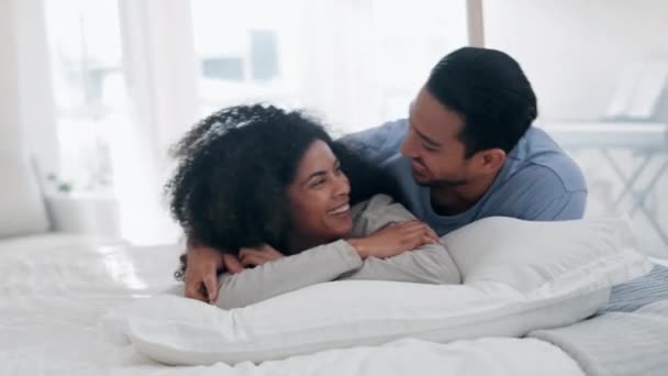 快乐的夫妻 在早晨的结合 婚姻或在家里一起 在床上大笑 男人和女人躺在卧室里快乐地享受假期 周末或蜜月假期 — 图库视频影像