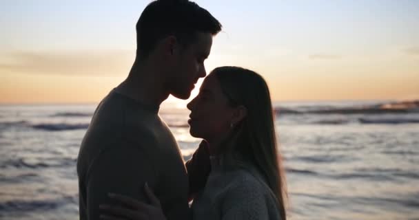 海滩和情侣们拥抱 亲吻和分享在海洋中的片刻 以获得联系 自由或旅行 男人和女人在海上拥抱的日出 爱情和轮廓 带着镜头的耀斑 呵护或浪漫 — 图库视频影像