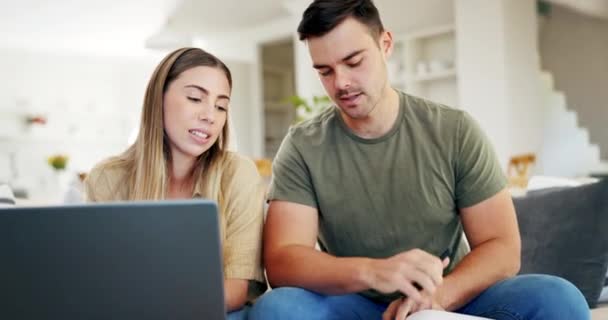 Câlin Dette Couple Avec Ordinateur Portable Budget Documents Bancaires Pour — Video