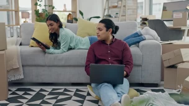 Technologie Immobilier Déménagement Avec Couple Sur Canapé Dans Salon Leur — Video
