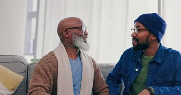 Разговор Общение Мужчина Своим Старшим Отцом Диване Гостиной Общения Счастливый — стоковое видео