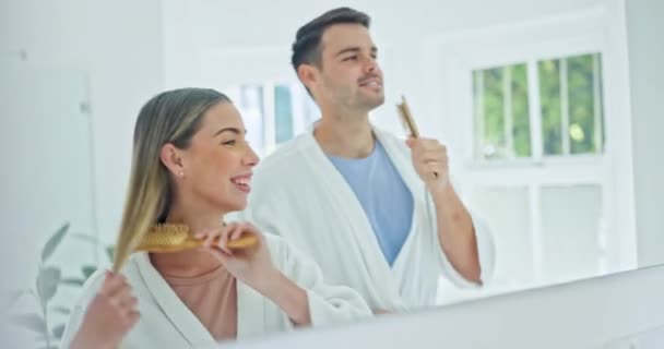 夫妻快乐 早上梳头梳头 镜面或洗澡间的日常事务一起在家 男人和女人笑着享受和伴侣的结合 快乐的一天 或者在家里为美发 卫生或者护肤做准备 — 图库视频影像