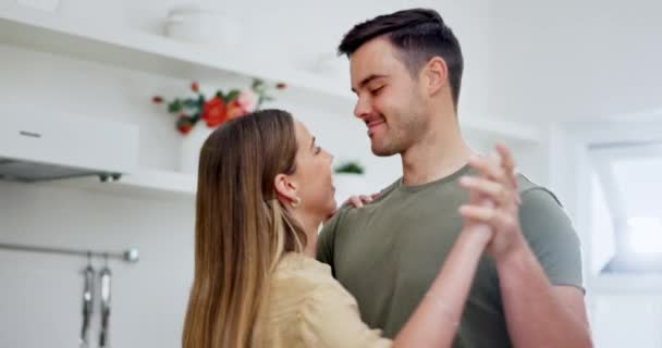 Liebe Hausküche Und Glückliches Paar Tanzen Musik Romantischem Lied Oder — Stockvideo