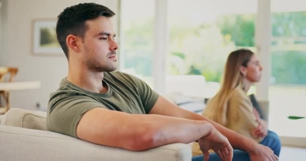 Paar Streit Und Scheidungskonflikt Auf Dem Sofa Für Die Trennung — Stockvideo
