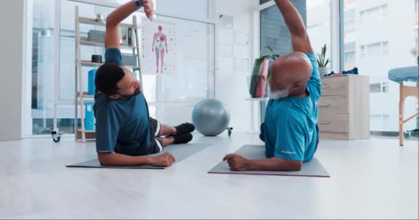 Физиотерапия Растяжение Рук Личный Тренер Старшим Человеком Основных Упражнений Фитнеса — стоковое видео