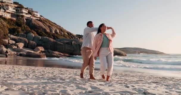 Παραλία Χορός Και Ζευγάρι Διακοπές Ταξίδια Ελευθερία Και Γάμο Υπαίθρια — Αρχείο Βίντεο