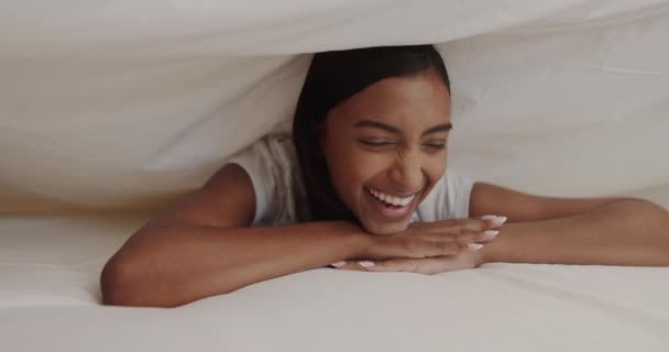 Gesicht Lächeln Und Eine Indianerin Bett Die Sich Morgens Zum — Stockvideo