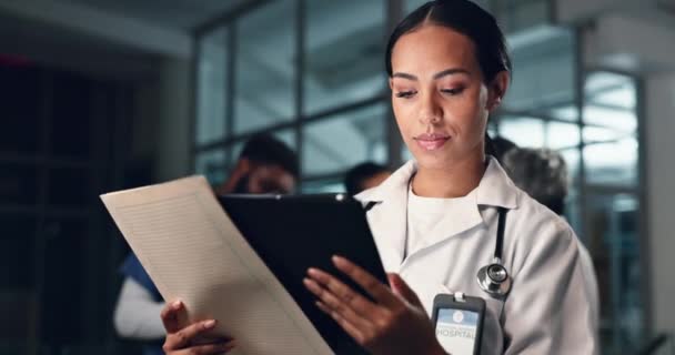 妇女和平板与文件 夜间和分析结果 决定和信息在医院 数字触摸屏和文件 用于健康 历史和诊所思维规划 — 图库视频影像