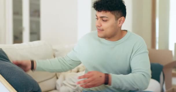 Mudança Nova Casa Homem Embalando Travesseiro Caixa Para Apartamento Imóveis — Vídeo de Stock