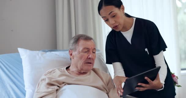 Tablet Médico Una Enfermera Con Paciente Hospital Para Explicar Los — Vídeos de Stock