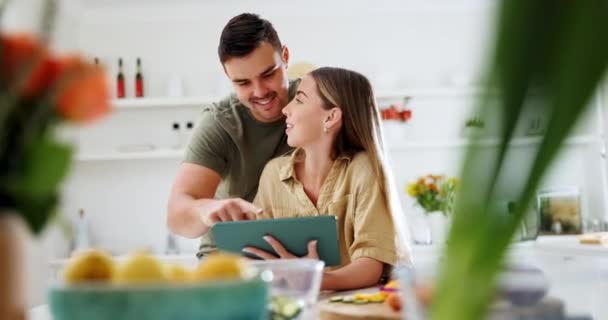 菜谱和一对夫妇在厨房里一起做饭 为了健康 健康或营养 与男人和女人一起在家里做饭的技术 健康或饮食 — 图库视频影像