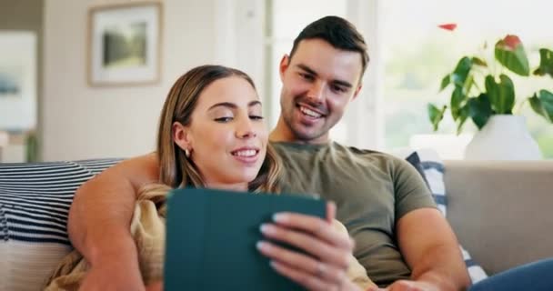Matrimonio Relax Pareja Con Una Tableta Conversación Información Del Sitio — Vídeos de Stock