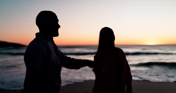 Paar Tanz Und Sonnenuntergang Strand Silhouette Und Umarmung Mit Liebe — Stockvideo