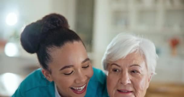 在养老院为老年妇女提供疗养院 面部护理和拥抱 并以爱心 微笑或康复支持的方式为老年妇女提供护理 照顾者 帮助和描绘一位女士 以关心 信任或依附的方式拥抱老年病人 — 图库视频影像