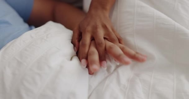 亲密和夫妻牵着手在床上拥抱 照顾和爱在家里的早晨 健康的关系 婚姻和卧室里的人在一起相处 以便结合 放松和手牵手 — 图库视频影像